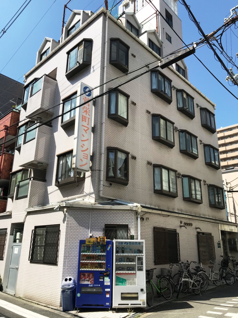 菅栄町レディースマンションの外観