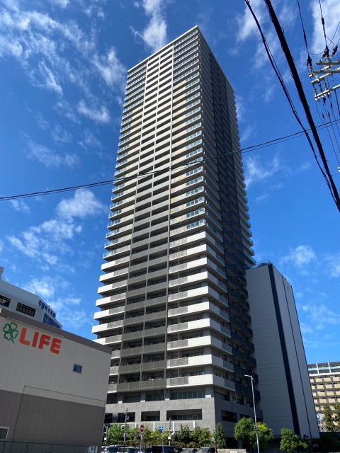 ローレルタワー梅田の外観
